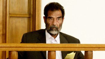 Saddam Husajn składa wyjaśnienia przed irackim sędzią