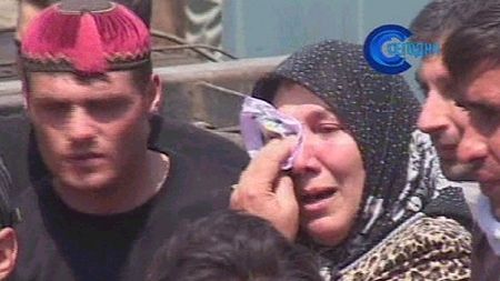 Na zdjęciu z obrazu rosyjskiej TV: bliscy ofiar zamachu samobójczego we wsi Znamienskoje