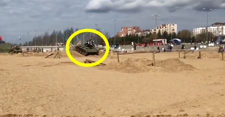 Dramat na wojskowym festiwalu. Wpadli pod czołg podczas przejażdżki