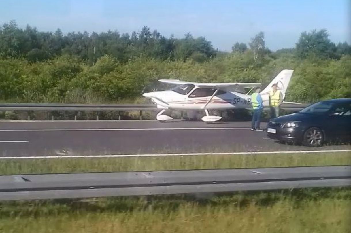 Autostrada A4 zablokowana. Awaryjne lądowanie awionetki