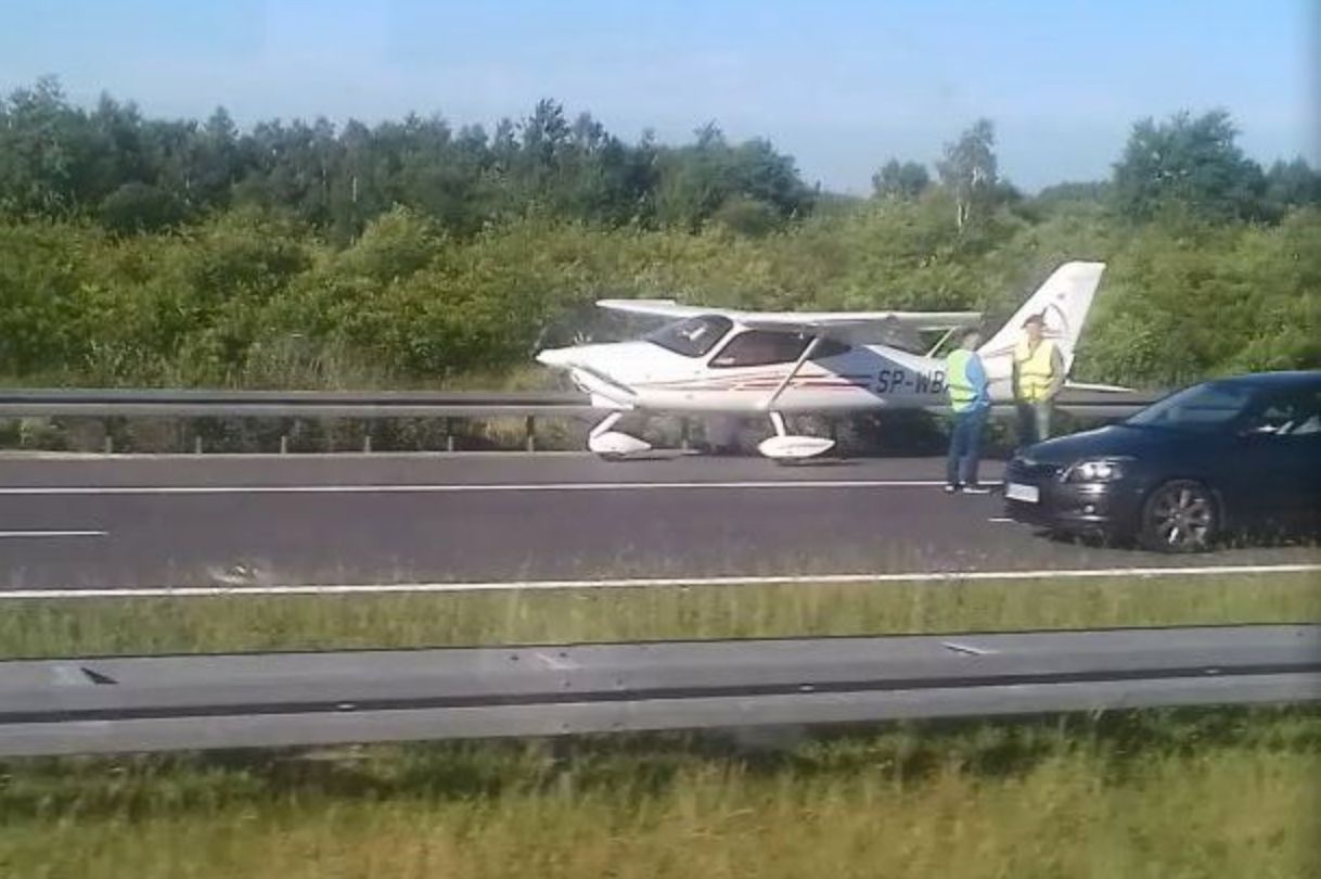 Autostrada A4 zablokowana. Awaryjne lądowanie awionetki