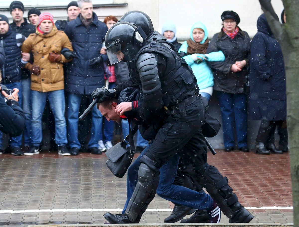 Białoruś: zatrzymania dziennikarzy po demonstracjach w Mińsku