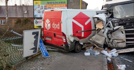 Mogą mówić o prawdziwym szczęściu. Bus wbił się w cysternę