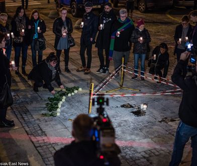 Starsze panie zapaliły znicze dla Piotra Szczęsnego. To nie spodobało się policji