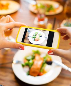 Koniec z jedzeniem ze smartfonem w ręku. 8 kroków do świadomej konsumpcji