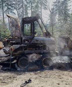 Spalili harvestera. Zostawili leśnikom wiadomość "wycofajcie się"
