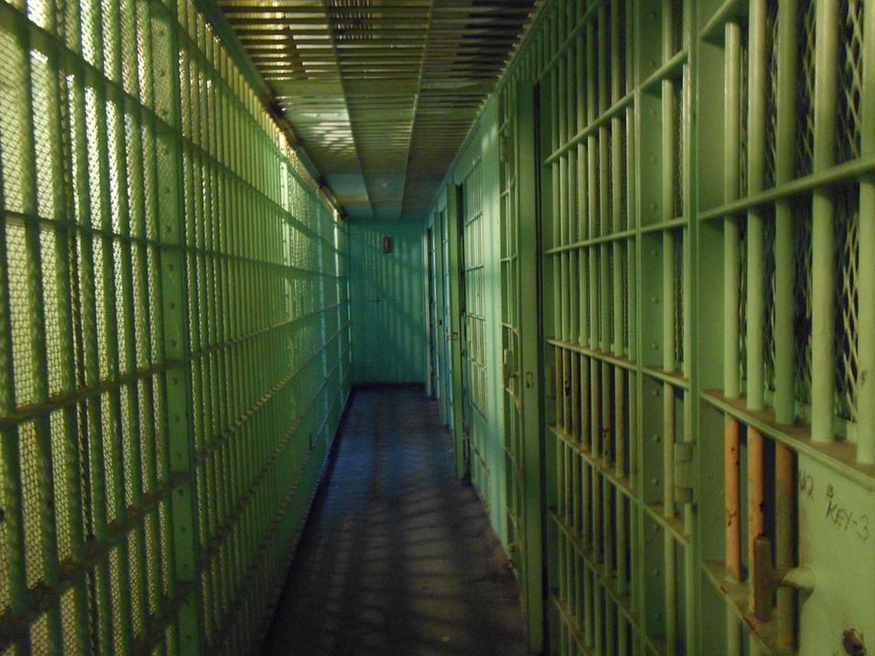 Strażnik wykorzystywał więźniarkę seksualnie? Postawiono mu zarzuty