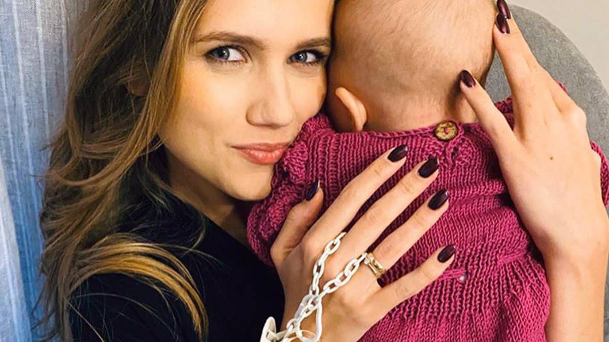 Agnieszka Kaczorowska z córką na basenie