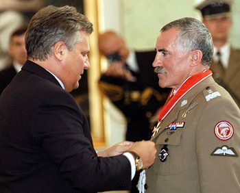 Gen. Bieniek odznaczony Krzyżem Komandorskim OOP
