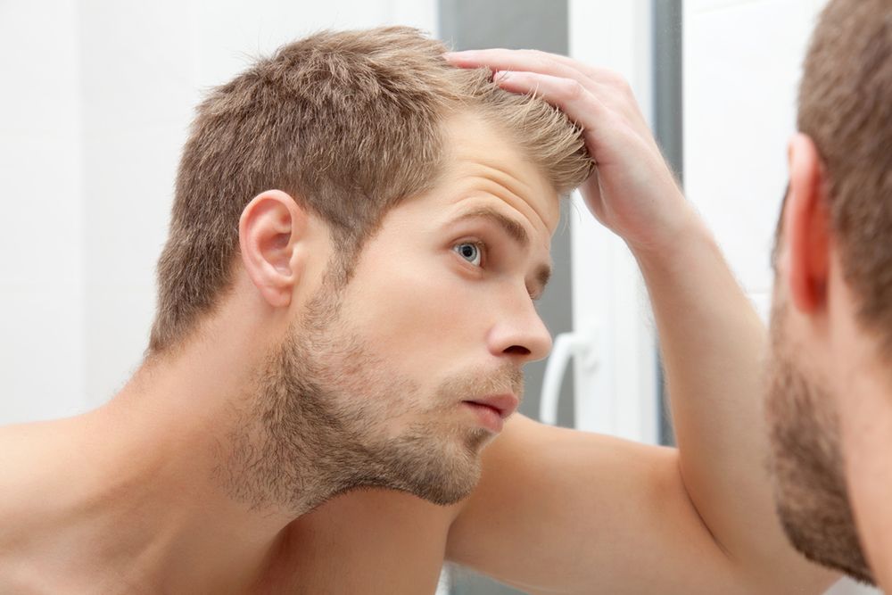 Problem wypadania włosów u mężczyzn jest w znacznej mierze odwracalny, dlatego warto poznać najpopularniejsze metody walki z tą przypadłością