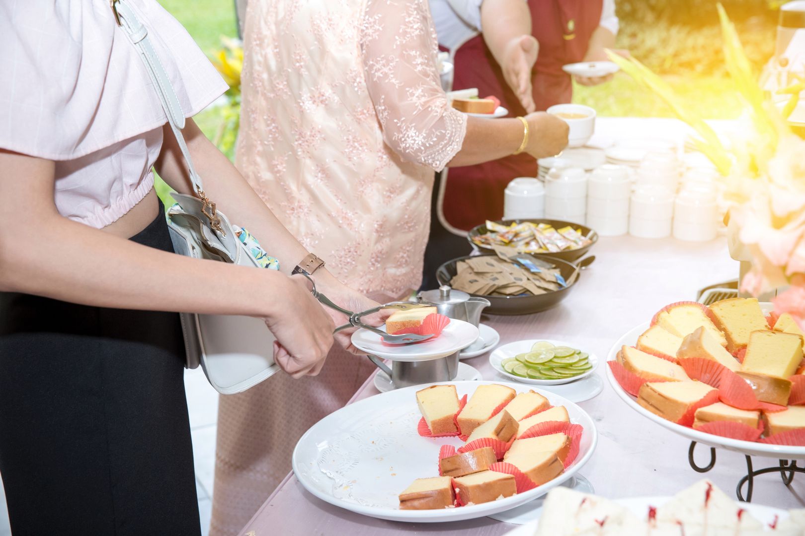 Polacy na wakacjach: wynosić czy nie wynosić jedzenia z restauracji w hotelu? [BADANIE] 