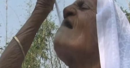 Zjada 2 kilogramy piasku dziennie. Twierdzi, że to dla zdrowia
