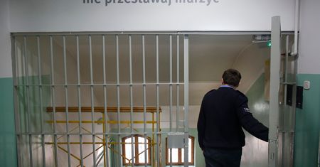 Osadzona oskarżyła strażnika o gwałt. Został wyrzucony ze służby