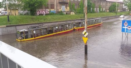 Tak się kończy betonowanie miast. Zalane ulice, podwodne tramwaje