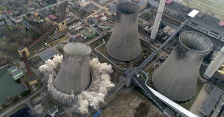 Wyburzenie komina ciepłowniczego. Wielka budowla runęła w 3,5 sekundy