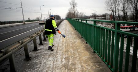 Śnieg i mróz. Trudne warunki na drogach, ostrzeżenia