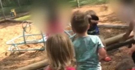 Przedszkolanka kazała dzieciom kamieniować chłopca. Chciała go ukarać
