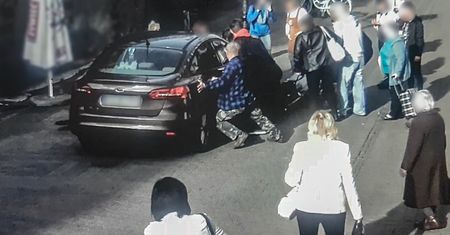 Samochód "widmo" potrącił kobietę na deptaku. Przechodnie rzucili się na pomoc