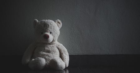 Pomorskie: dwulatka błąkała się pod blokiem. Jej matka spała po zażyciu narkotyków