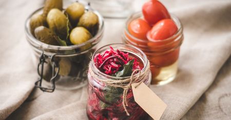 Świat fermentacji, czyli co warto wiedzieć o kiszonkach
