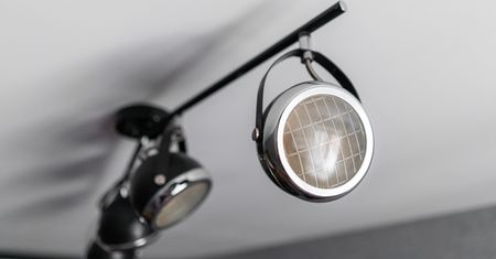 Jedna lampa – wiele możliwości. Nowoczesne reflektory hitem w naszych wnętrzach
