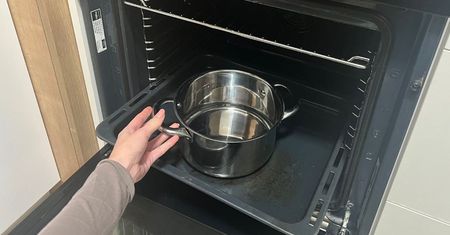 Wypełniam tym garnek i wstawiam do piekarnika. Brud sam odkleja się ze ścianek oraz rusztu