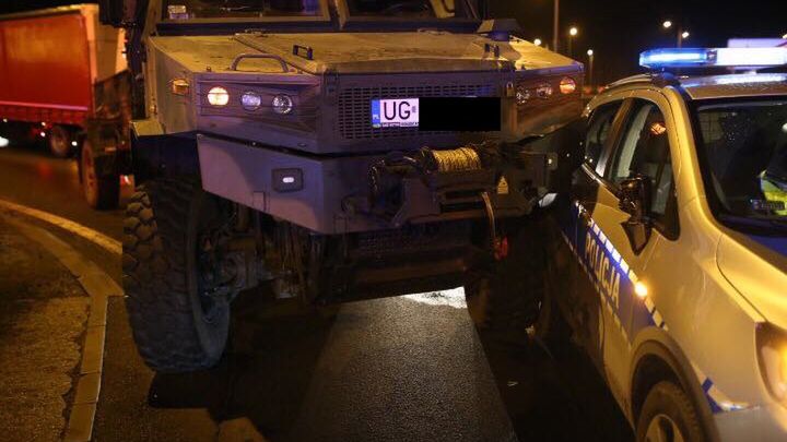 Wojskowa ciężarówka staranowała radiowóz