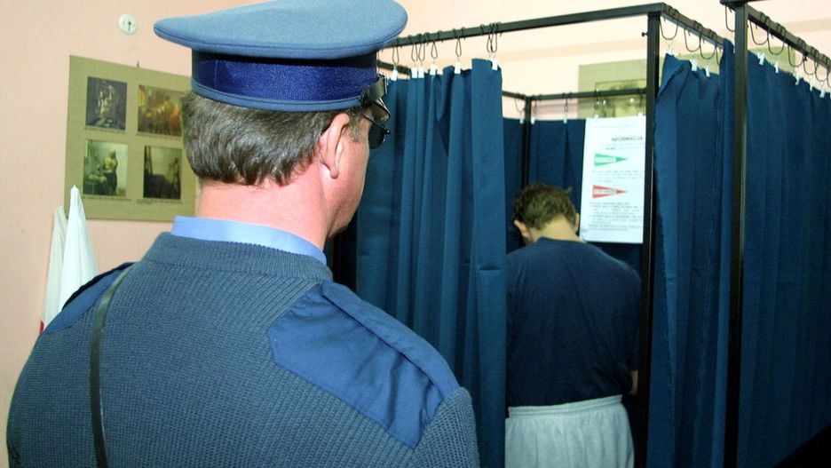Obwodowa komisja wyborcza nr 54 w areszcie śledczym na ulicy Kłobuckiej w Warszawie