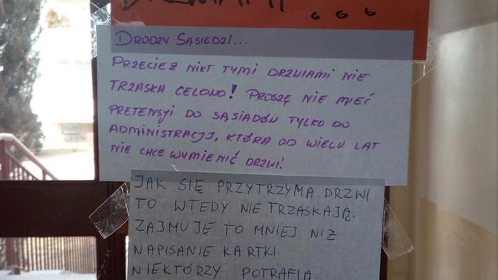 Ogłoszenia wiszące na drzwiach 