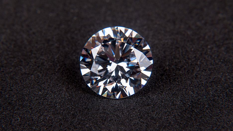 Brylant to pięknie oszlifowany diament mieniący się barwnymi refleksami