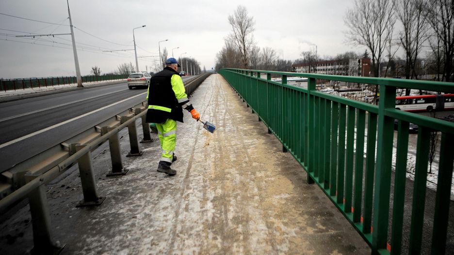 Oblodzone chodniki i ulice posypywane są piaskiem