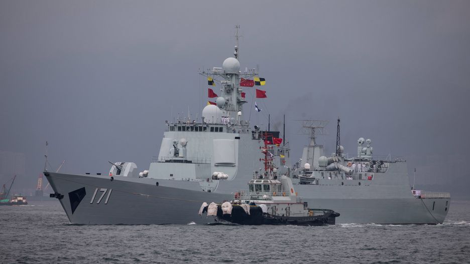 Chiński niszczyciel wchodzi do portu w Hong Kongu