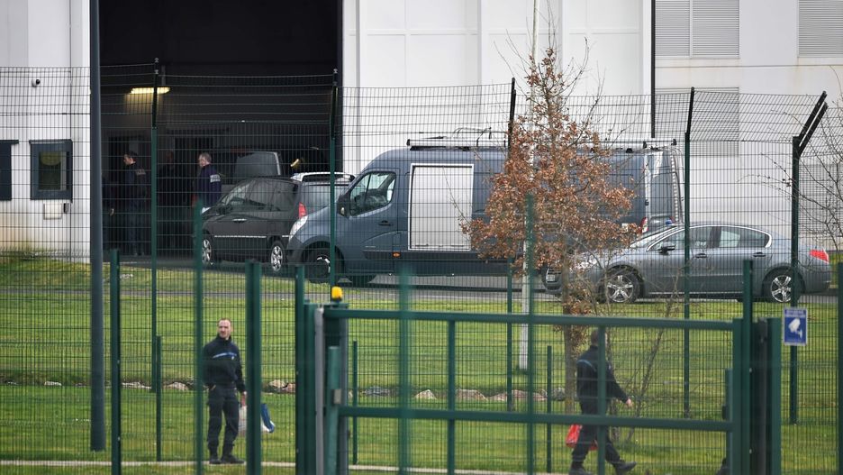 Akcja policji przed wjazdem do zakładu karnego