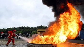 Pokaz gaszenia pożaru mgłą wodną