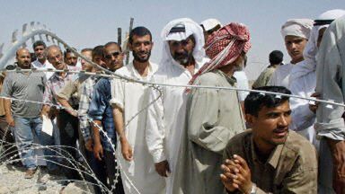 Iraccy więźniowie na terenie Abu Ghraib