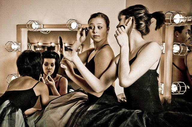 Kobiety przeglądające się w lustrze 