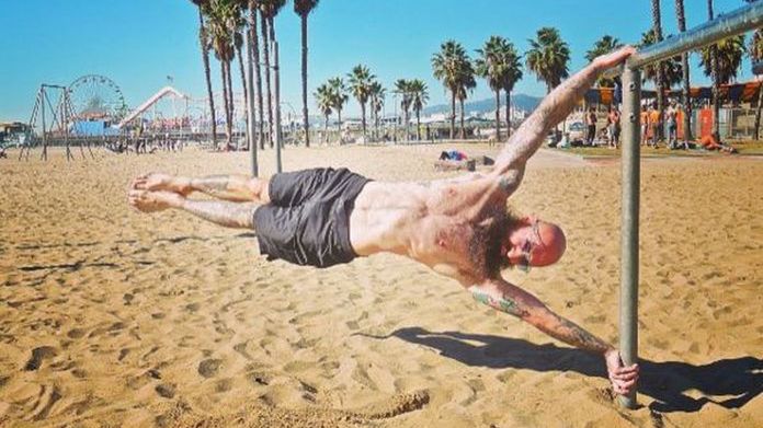 Kalistenika staje się coraz popularniejszą alternatywą dla tradycyjnej siłowni. 