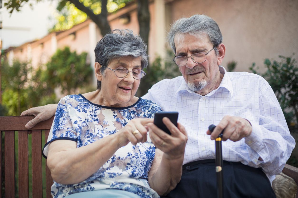 seniorzy i telefon 