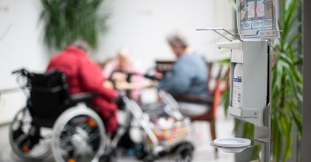 Koronawirus. Seniorzy są odcinani od świata. "Umierają szybciej"