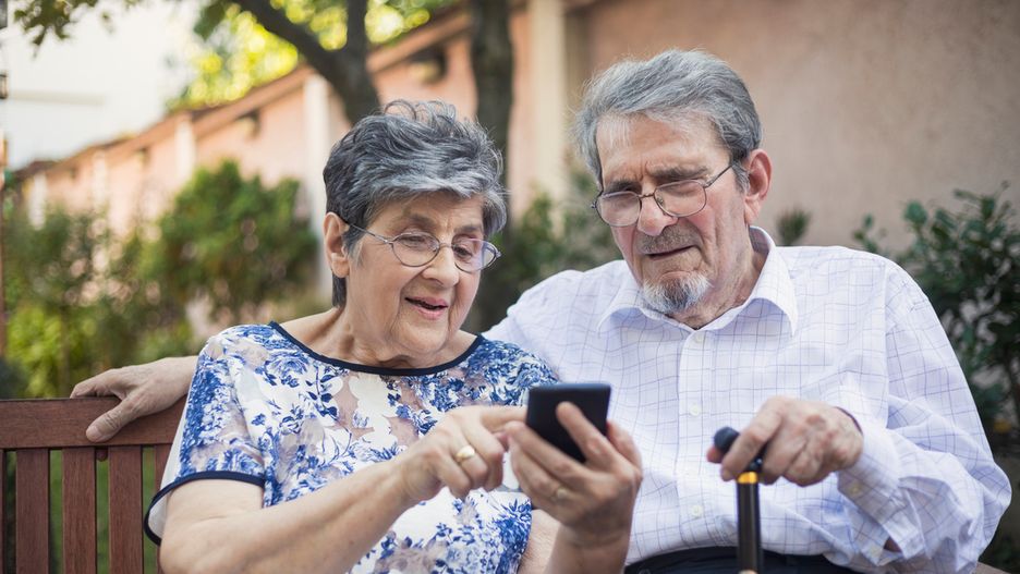 seniorzy i telefon