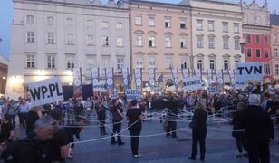 PiS jako gigantyczny pająk pożera media. Nietypowy happening w Krakowie