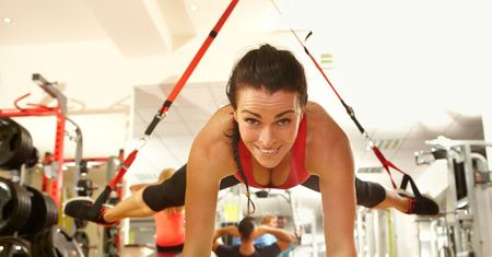 Trening w podwieszeniu. Ćwiczenia z taśmą TRX