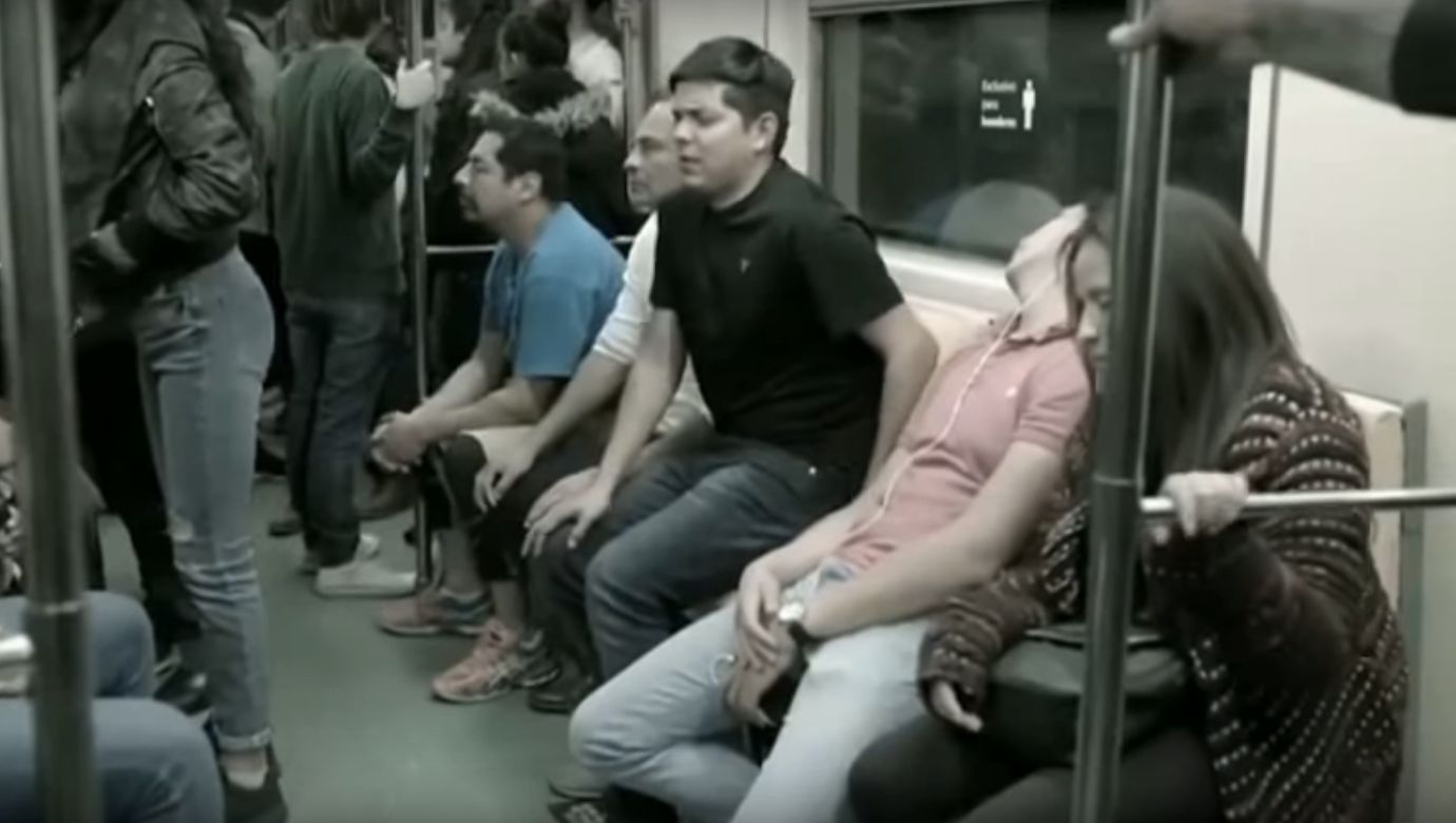 W metrze zamontowali siedzenia z penisami