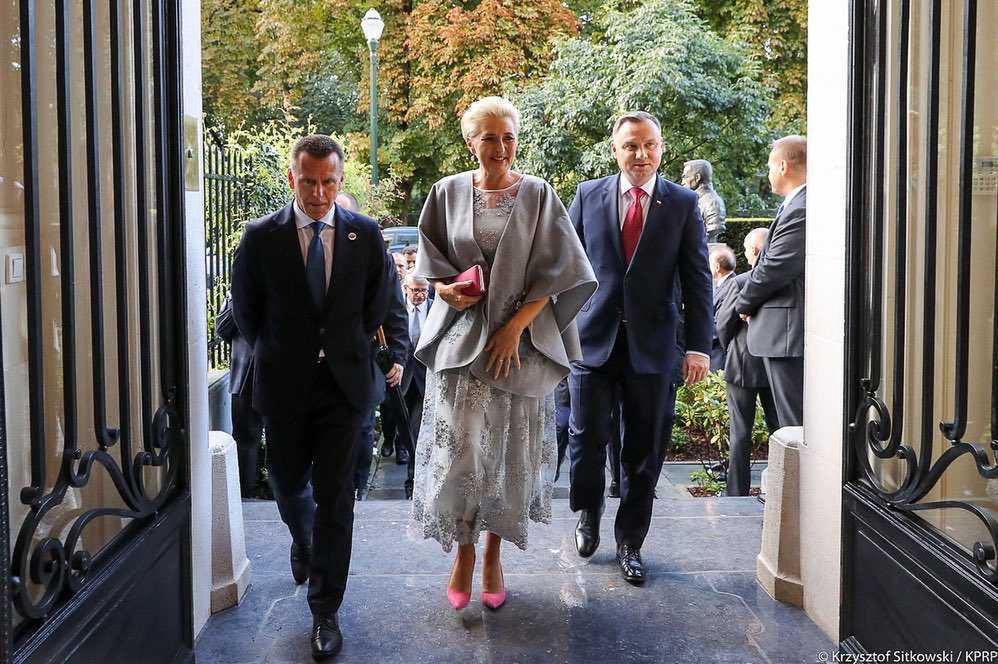 Agata Duda - szara sukienka