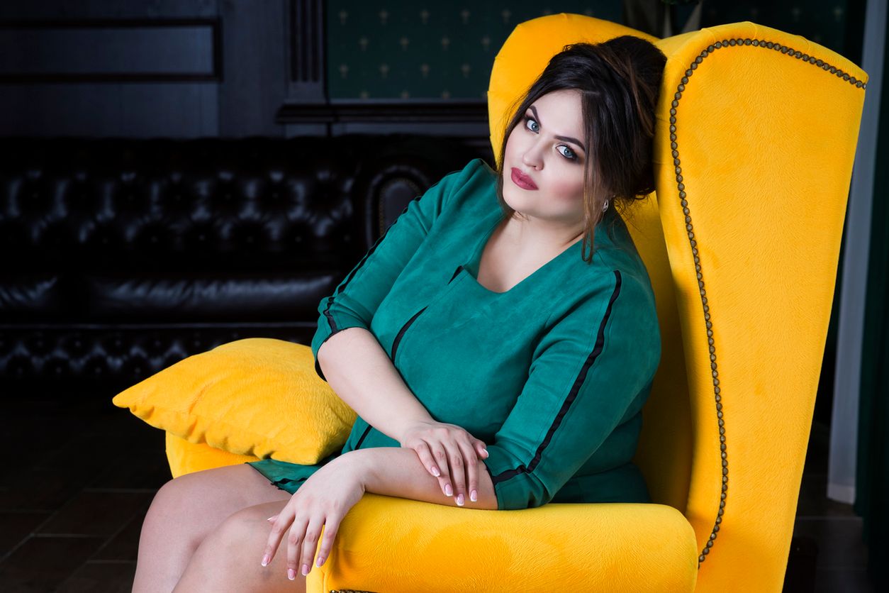 Szukasz sukienki plus size? Postaw na barwny model podkreślający atuty