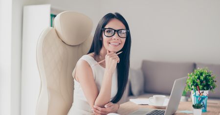 Sukienki na jesień do 100 zł. Przegląd 30 najciekawszych inspiracji