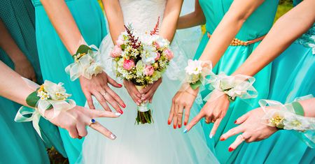 To najpopularniejsza sukienka na wesele w tym sezonie. Na jeden ślub założyło ją aż 6 kobiet