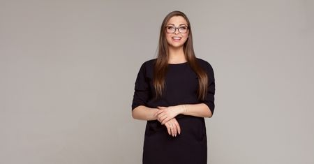 Sukienki dresowe w eleganckim wydaniu. Najlepsze do płaszcza i kozaków