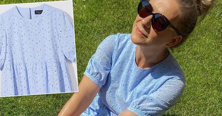 Szczuplutka Aneta Zając w sukience z sieciówki wygrzewa się w słońcu. To model z wyprzedaży