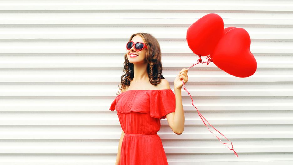 Czerwona sukienka jest niezawodnym sposobem na zwrócenie na siebie uwagi.